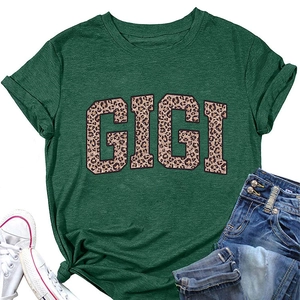 Détail du logo GIGI avec imprimé léopard sur un t-shirt vert à col rond pour femme