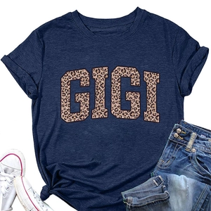Vue à plat du t-shirt bleu marine GIGI avec imprimé léopard, jean et baskets