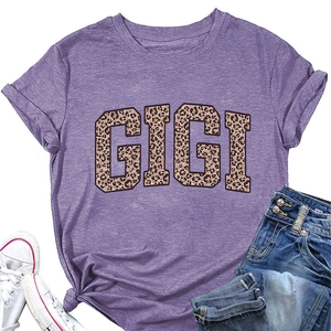 Détail du t-shirt violet GIGI imprimé léopard avec nœud latéral et col rond élégant