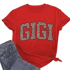 Détail d'un t-shirt rouge à col rond avec lettrage GIGI léopard et ourlet noué à la taille