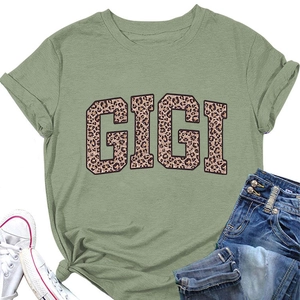 Détail du t-shirt vert olive avec lettrage GIGI léopard et finition nouée sur le côté