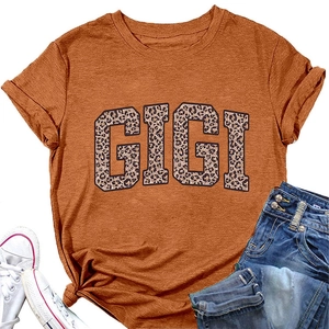 Mise à plat du t-shirt GIGI caramel avec lettres léopard et mini-short en jean bleu