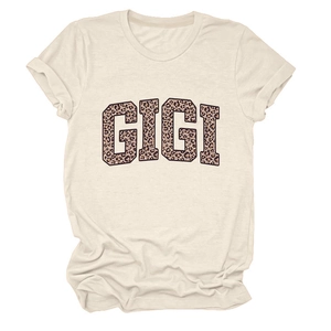 Détail de l'imprimé GIGI à motif léopard sur un t-shirt en coton blanc cassé