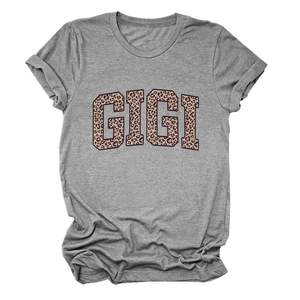Détail de l'imprimé léopard GIGI et des revers de manches sur un t-shirt gris