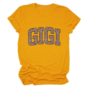 Gros plan du t-shirt en coton jaune moutarde avec lettrage GIGI en imprimé léopard
