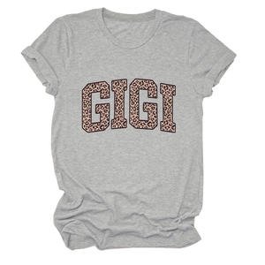 Détail du logo GIGI imprimé léopard sur un t-shirt gris à col rond en coton doux