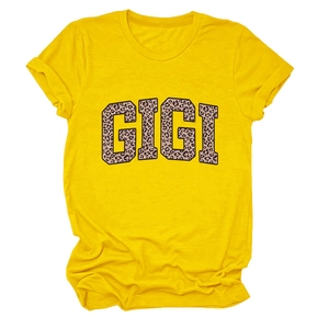 Détail du t-shirt jaune en coton avec imprimé léopard GIGI sur la poitrine