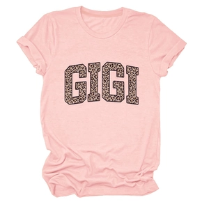 Détail d'un t-shirt rose en coton avec inscription GIGI en imprimé léopard et col rond
