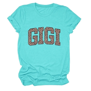 Détail du texte GIGI avec motif léopard sur un t-shirt en coton de couleur turquoise