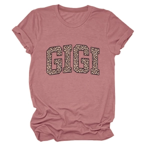 Gros plan d'un t-shirt rose en coton avec lettres GIGI à motif léopard et col rond classique