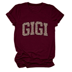 Détail du texte GIGI léopard sur un t-shirt en coton bordeaux avec col rond