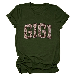 Détail du logo GIGI imprimé léopard sur un t-shirt col rond en coton vert foncé