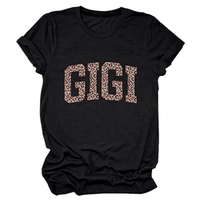Détail des lettres GIGI avec imprimé léopard sur un t-shirt noir à col rond en coton