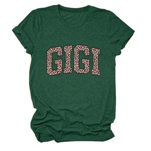 Détail du t-shirt vert foncé avec lettres GIGI à motif léopard et col rond classique