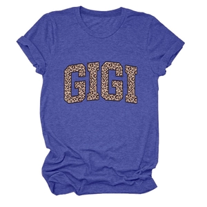 Détail du tissu en coton bleu chiné et de l'imprimé léopard GIGI sur le t-shirt