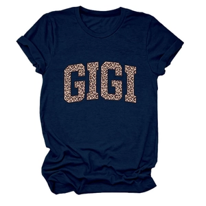 Détail de l'imprimé léopard GIGI sur T-shirt en coton bleu marine à manches roulées