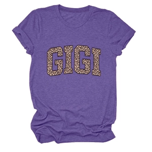 Détail de l'imprimé léopard GIGI sur un t-shirt violet à manches courtes et col rond