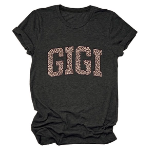 Détail d'un t-shirt gris foncé avec lettres GIGI à motif imprimé léopard chic