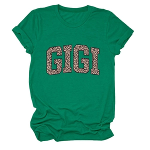 Gros plan du lettrage GIGI imprimé léopard sur un t-shirt en coton vert foncé