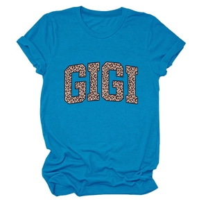 Détail de l'imprimé léopard GIGI sur le t-shirt d'été de couleur bleu turquoise