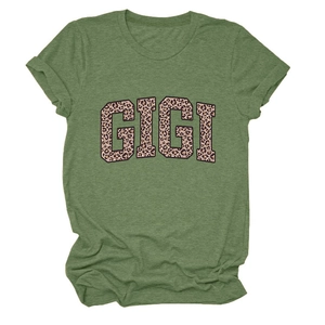 Gros plan d'un t-shirt vert gazon avec lettrage GIGI imprimé léopard sur le devant