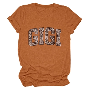 Détail du logo GIGI avec imprimé léopard sur un t-shirt en coton rouge rouille