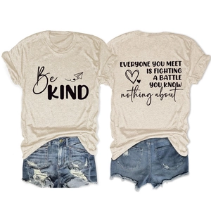 Détail du t-shirt beige avec imprimé recto-verso et short en jean aux bords effilochés