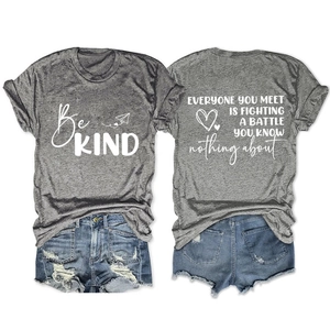 Détail à plat montrant un T-shirt gris imprimé et un short en jean déchiré pour l'été