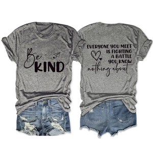 Détail du t-shirt gris Be KIND avec citation inspirante au dos et motif de cœur