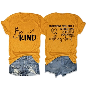 Vue avant et arrière d'un T-shirt jaune moutarde avec imprimé 'Be KIND' et texte au dos