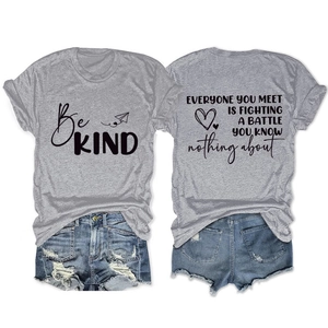 T-shirt gris imprimé Be KIND et short en jean déchiré sur fond blanc en vue à plat