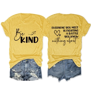 Détail recto-verso du T-shirt jaune Be Kind avec citations inspirantes et imprimé de cœur