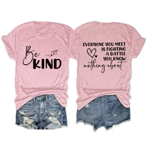 Vue détaillée du t-shirt rose Be Kind avec imprimé recto-verso et short en jean déchiré