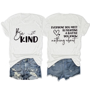 Détails de l'impression recto-verso sur t-shirt blanc avec lettrage Be KIND