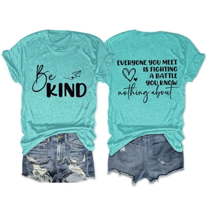 Détail du t-shirt graphique bleu et du short en jean vieilli avec texte de motivation