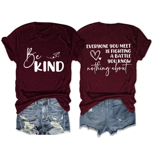 Détail du t-shirt bordeaux avec imprimé Be KIND et texte inspirant au dos