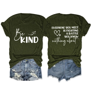 Vue à plat de l'avant et de l'arrière du t-shirt olive 'Be KIND' avec short en jean
