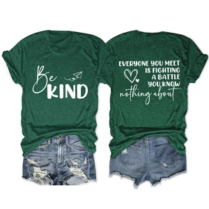 T-shirt vert forêt avec imprimé Be Kind et short en jean bleu délavé posés à plat