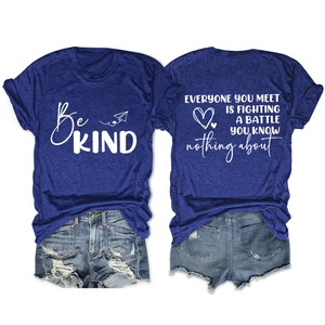 Détail du t-shirt bleu marine avec imprimé Be KIND et short en jean bleu déchiré