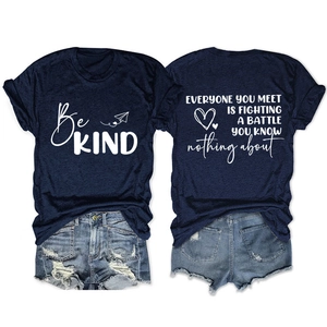 Détail recto-verso du t-shirt bleu imprimé et du short en jean délavé avec finitions