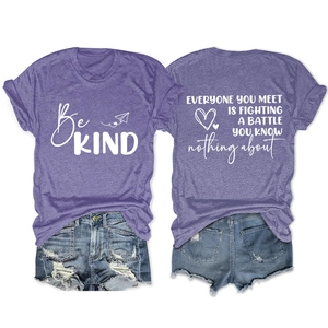 Détails avant et arrière du t-shirt en coton violet avec imprimés Be Kind et citation