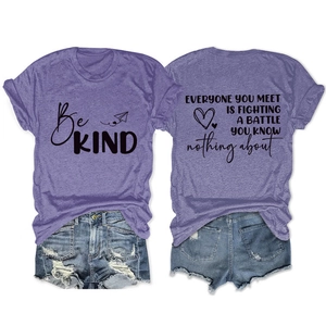 Détails du t-shirt violet imprimé Be KIND et du short en jean délavé effet usé
