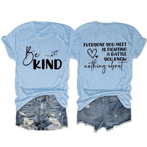 Détail du t-shirt bleu Be Kind et short en jean montrant l'imprimé recto et verso de l'ensemble
