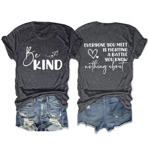 T-shirt gris foncé à col rond avec slogan Be Kind et motif avion en papier recto-verso