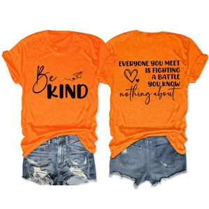 Vue avant et arrière du t-shirt graphique orange 'Be KIND' avec short en jean