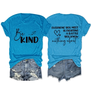 Détail du t-shirt bleu avec texte 'Be KIND' et short en jean assorti pour femme