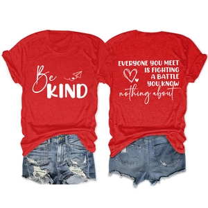 Vue avant et arrière du t-shirt en coton rouge avec imprimé Be KIND et motif petit avion