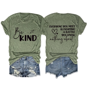 Vue avant et arrière du t-shirt olive Be KIND avec un short en jean bleu délavé