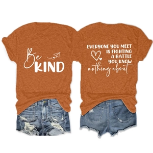 Détails avant et arrière du t-shirt orange avec imprimé Be Kind et citation de motivation