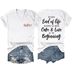 Détail d'un t-shirt blanc col en V avec imprimé arc-en-ciel et short en jean bleu délavé